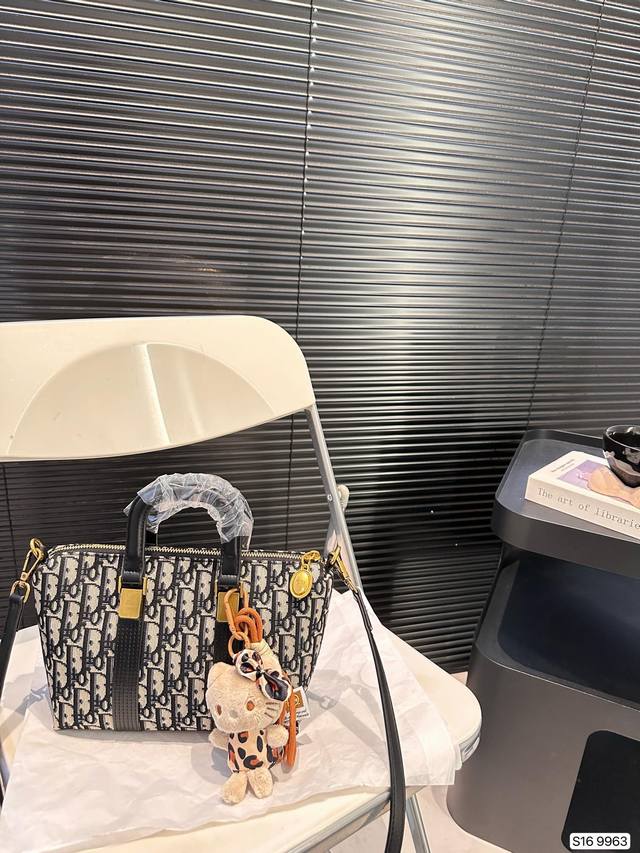 Paired with a box, the Dior handbag is a hot and trendy new item that looks great when you go out and grab it. Size 22 17, item number 9963, has been redesigned