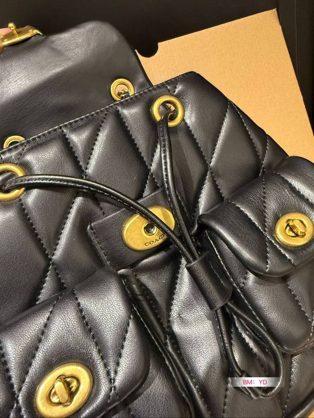 The Coach Coach Shoulder Tabby Backpack with Airplane Box is a versatile and versatile backpack that reshapes the coach design of the 1970s in a modern way. Its multifunctional style can be used as a backpack