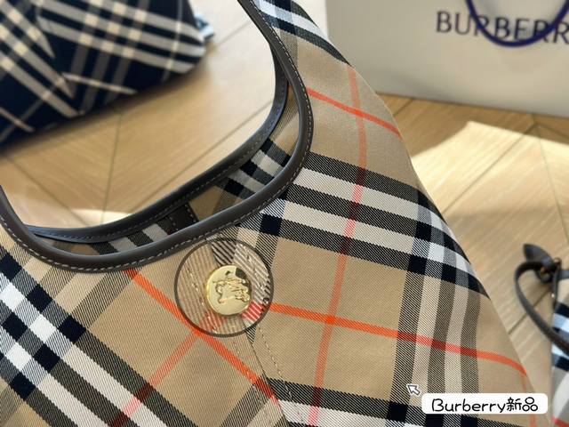 The new Hobo from Burberry is so beautiful! It's completely covered in grass and the overall body is very light and stylish, with a sub bag that can be disassembled. The size is just right for daily use, and the wide shoulder strap is also very comfo