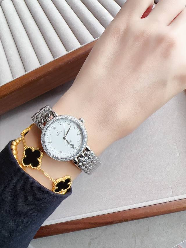 The upgraded Omega White Gold Diamond 30- Omega Elegant Series made an outstanding and stunning debut, perfectly combining the elegant charm of luxurious jewelry with the precise technology of excellent timepieces. The 