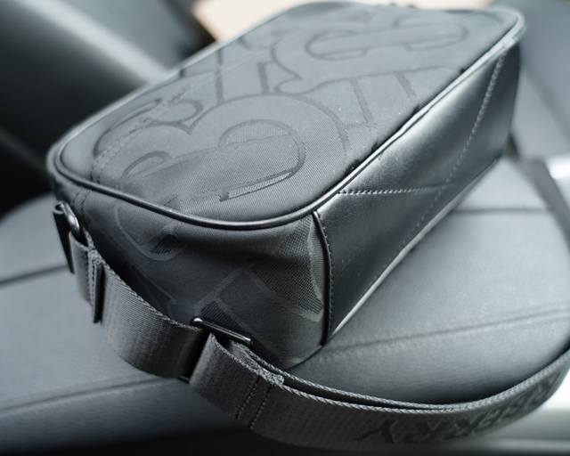 Burberry official website synchronizes the high version of the classic and timeless single shoulder crossbody backpack. The original fabric material has a delicate and deep waterproof and wear-resistant feel, which is not a common product in the mark