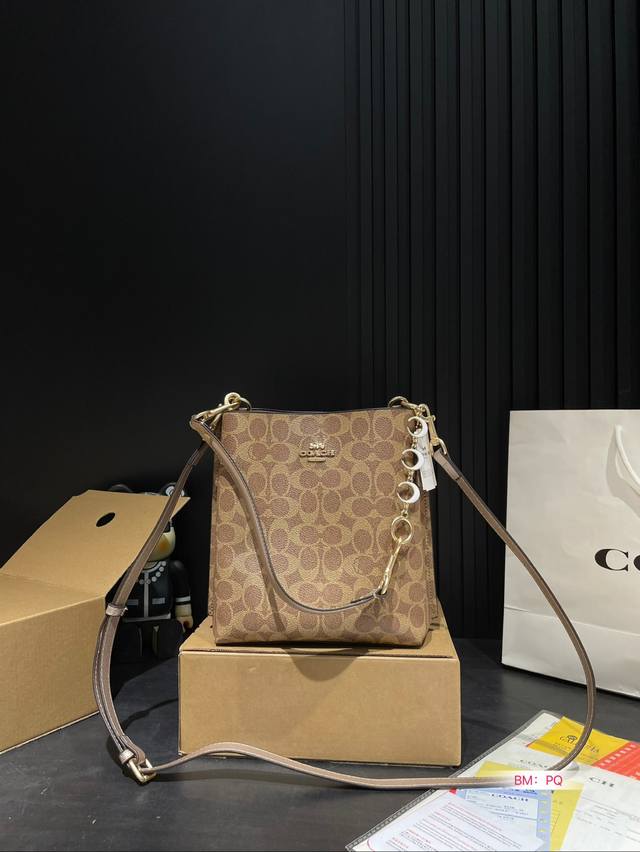 New color scheme for Coach bucket bag, single shoulder crossbody, double-layer handheld crossbody, search for Coach bucket size: 20 * 23: