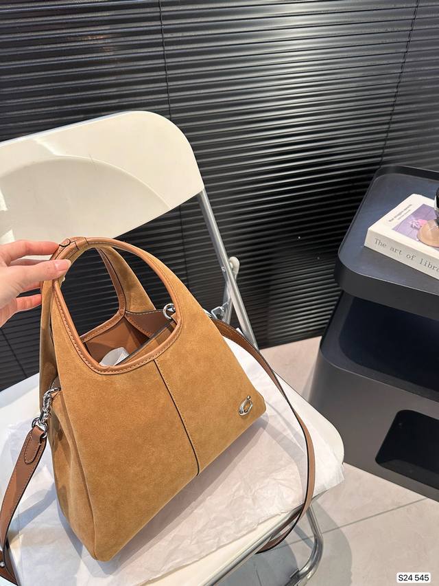 Paired with a box, the Coach Bucket Bag is simple yet not simple. This bag is versatile in meeting daily office capacity needs and offers versatile clothing options such as Clean Fit, neutral style, and mixed sports style