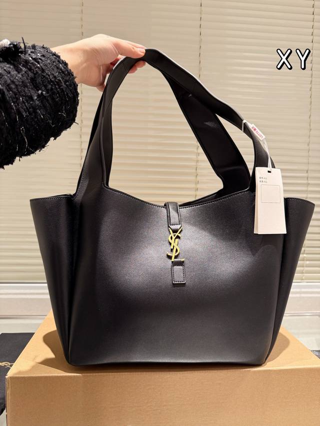 The leather version of Ysl tote bag feels too gentle and easy to match, making it stand out. # Ysi Ysl is the most eye-catching bag of this year. Although the body of the mountain bag is large, it is very light, and the sheepskin material feels light