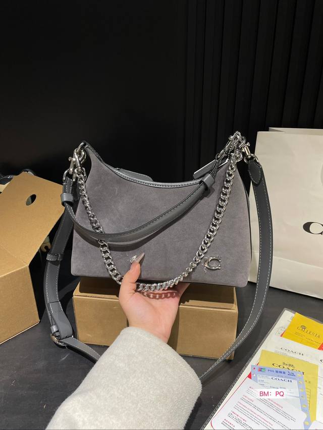 Paired with a box, Coach's new armpit bag with a spicy girl style is also so cool. The new product is so beautiful, and the new bag has a good shape for carrying. It's really cool. Family size: 25 17: