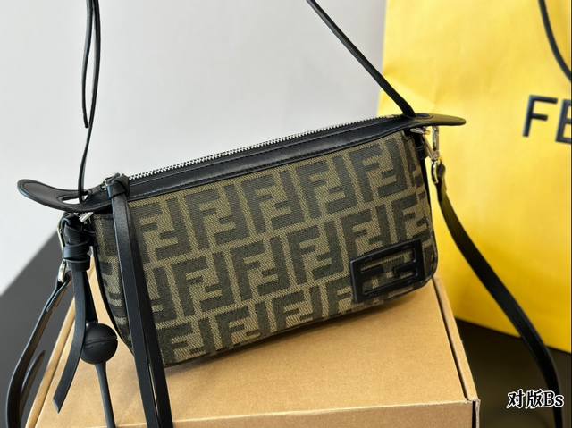 The packaging of this bag is also too cute~Fendi's new underarm bag. The name of this bag is Simply Fendi, inspired by the silhouette of the 90s collection. It is a lazy and casual bag style 23 * 12: