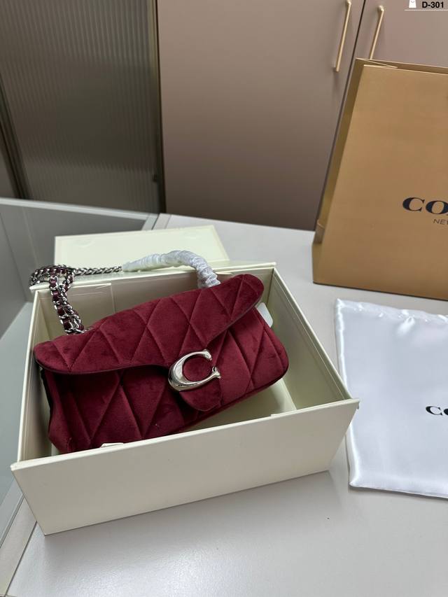 Can you resist the new Quilted Tabby chain version Tabby from Coach Wine God?? Velvet fabric full of small details D-301 size 20.7.10 folding box: