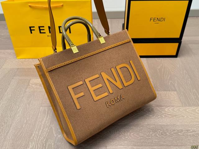 The large Fendi tote bag has excellent appearance and capacity, but it is both trendy and cool. It is a must-have for fashionable girls and suitable for daily commuting. The size of the large Fendi tote bag is 35 30:
