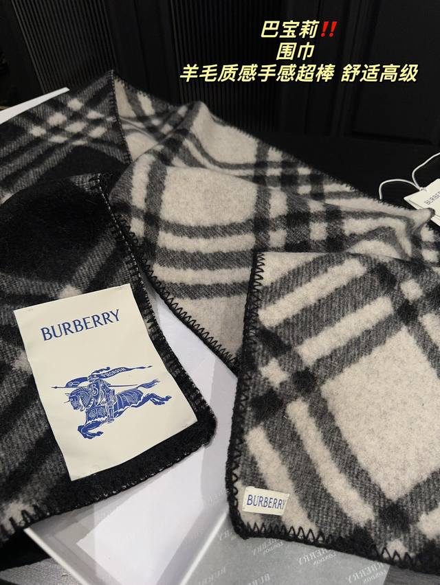 The low-key luxury of pairing Burberry scarves with boxes! This Burberry scarf is extremely easy to match, suitable for both men and women. The more you look at it, the more you love it, the more fashionable it becomes, and the more you look at it, t