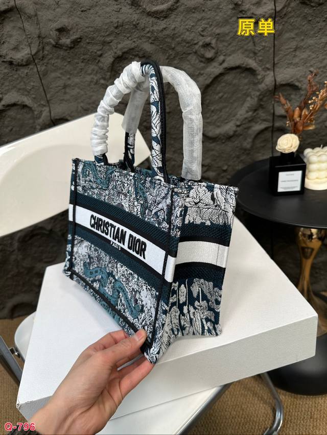 Small size 27.20cm, medium size 36.27cm, large size 42.35cm, original Dior shopping bag with folding box. This year's heavyweight counter classic explosive will be different from handsome and elegant: