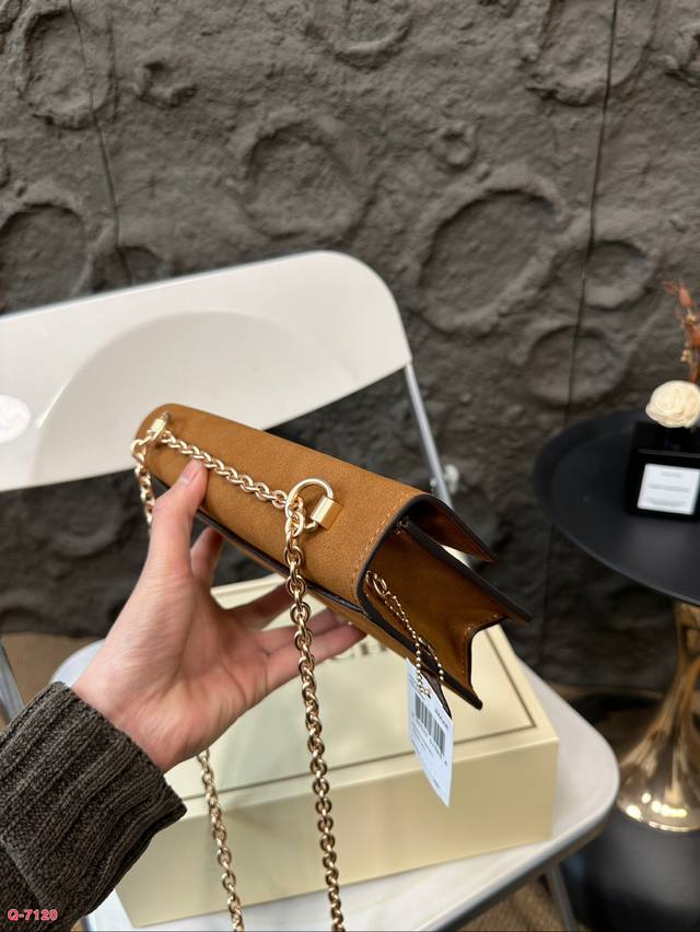 The Eliza series from Coach with folding box is new! Eliza is no stranger to old faces, but this time she has some autumn and winter styles in mind, which suddenly brightens her eyes! Leather, suede, stable and atmospheric color: