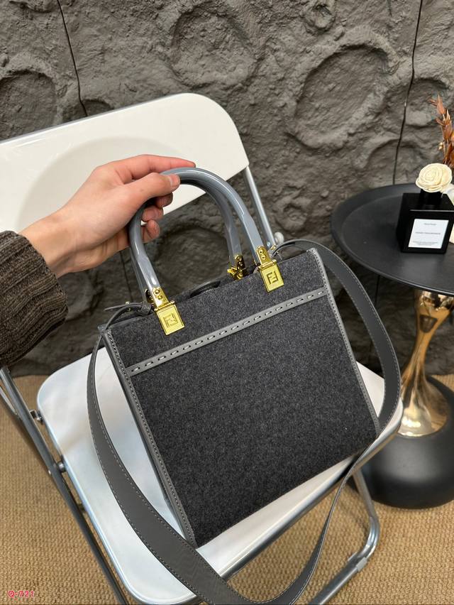 Fendi woolen mini tote bag of the same price, printed with brown ff jacquard pattern and light brown leather Fendi Roma logo, with hard leather handle. Featuring spacious interior compartments with light brown leather edges and gold accents: