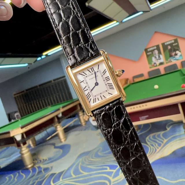 The platinum belt version of the Factory Cartier Cartier tank series has launched the Tank Must watch, with a classic Roman scale display on the dial and a square pointed sapphire head from the Must series. The case size is
