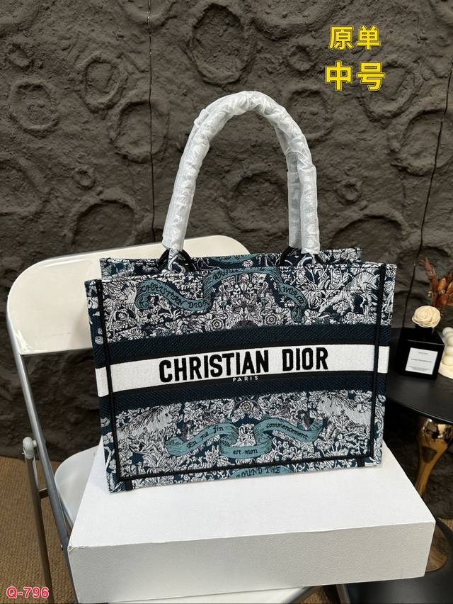 Small size 27.20cm, medium size 36.27cm, large size 42.35cm, original Dior shopping bag with folding box. This year's heavyweight counter classic explosive will be different from handsome and elegant: