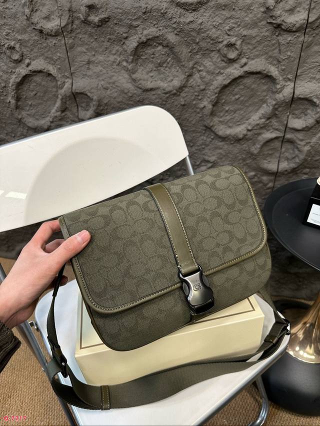 Paired with folding box, Coach League messenger bag, shoulder bag, crossbody bag, versatile and fashionable new messenger bag. Recommended size: moderate, simple, atmospheric, classic, versatile and timeless. Size: 28.20cm