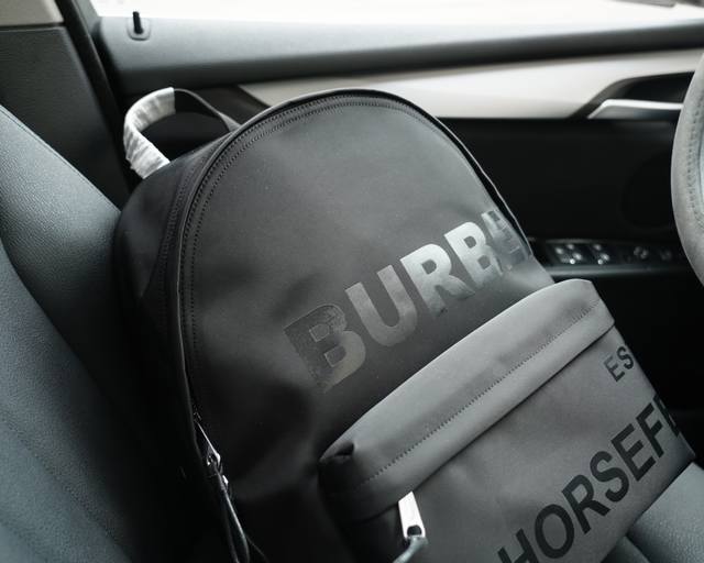 Burberry official website synchronizes high version original backpack, don't miss out on all original single fabric production, excellent quality, super large capacity, non market ordinary goods, and tough goods from trading companies Emphasize that