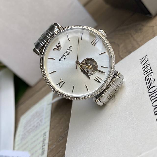 Armani mechanical women's watch has arrived!! Classic and minimalist Italian style, with a transparent heart on the exposed movement, 316 stainless steel strap, original mineral crystal mirror with 30 meter waterproof buckle, fully manual winding mec