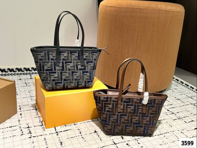 Paired with a folding box and a Fendi Roll basket, it effortlessly embodies retro fashion. The bag shape is quite broad, simple yet not simple, and does not require excessive decoration. When paired with a suit and t-shirt in daily life, it can fully