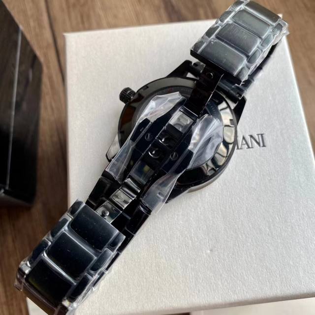 Armani ar60054 silver hollowed out diamond inlaid perspective automatic mechanical watch! Hollow perspective window, with texture pointers and sharp lines that leap into the hand! The black dial paired with a 316 steel strap bracelet is grand and bea