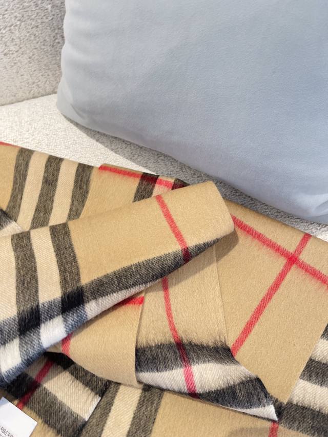 Gift box+5 Burberry plaid scarf is really amazing! Fashionable, unique, and warm with a perfect concave design to create an atmosphere. Don't miss out if you love personalized fashion! 100% sheep wool soft touch
