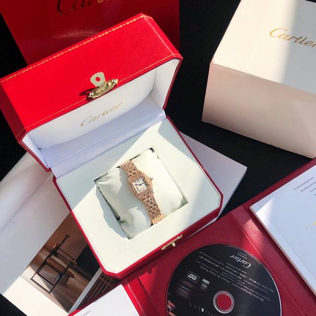 Cartier Panth è re De Cartier Cheetah watch series. The smooth lines are soft and comfortable between the wrists, exuding an innate elegance in every movement and gesture. Soft on the outside, strong and enterprising on the inside, this complex piece