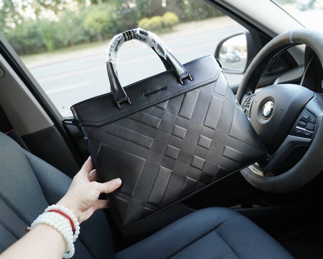 Burberry official website synchronizes high-end official document crossbody handbag, exclusively launching original single cowhide material, top-notch hardware accessories, non market ordinary goods, low-key luxury, completely non exaggerated style,