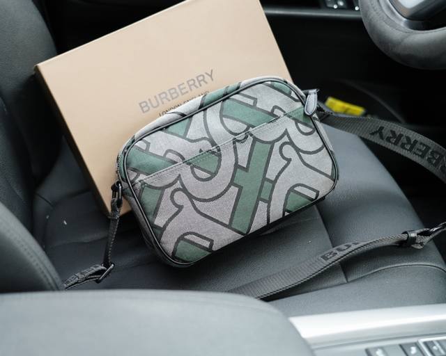 Burberry official website synchronizes the high version of the classic and timeless single shoulder crossbody backpack. The original fabric material has a delicate and deep waterproof and wear-resistant feel, which is not a common product in the mark