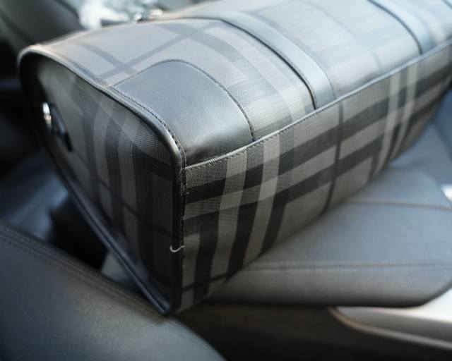 Burberry official website synchronizes high version travel backpack with excellent quality for global rush orders. Non market ordinary goods use imported cowhide, which is classic, wear-resistant, practical, scratch resistant, and truly traffic king.
