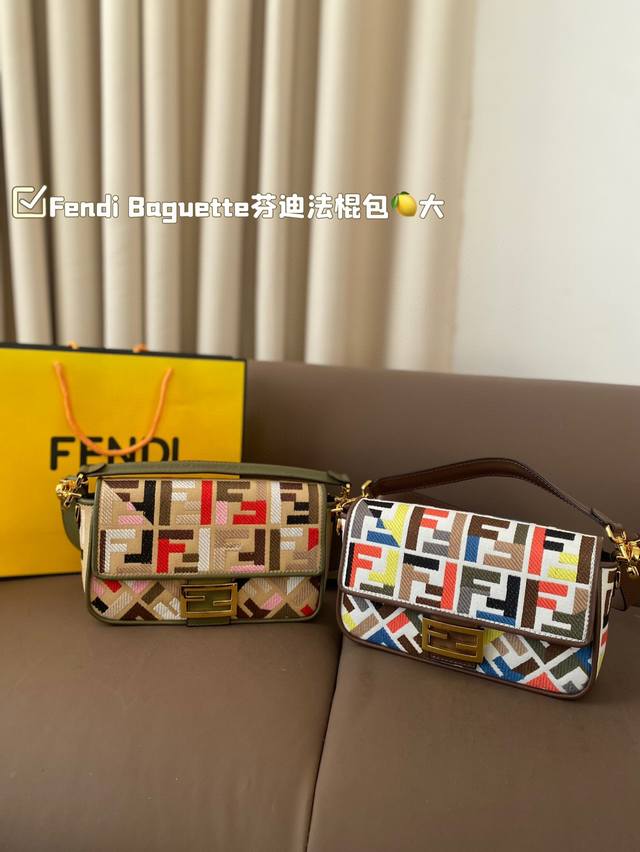 The large folding box Fendi Baguette felt like it hit me at first glance. Plus, the medium size has a longer shoulder strap, which is very practical. There is no pressure to install two mobile phones, wallet, keys, sunglasses, lipstick and powder: