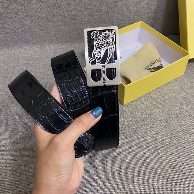 The explosive Burberry gift features an automatic buckle slide with a width of 3.5cm. The new original version is paired with a classic 18K stainless steel buckle. Fashionable and versatile, pursuing high-end original quality, reflecting taste, casua