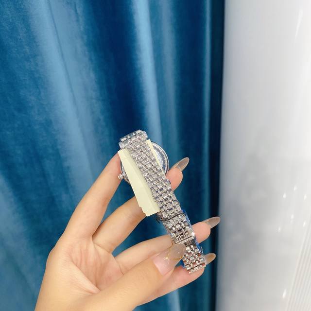 Original Armani 316L stainless steel watch mirror: reinforced mineral glass strap: 316L diameter size: 32mm * pearl mother of pearl perfectly blends and shines on the wrist, creating an elegant image for women. Pure, simple, elegant temperament for w