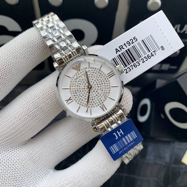 The original Armani Starry Sky women's watch model ar1926 features a gold and Ar1925 silver dial with a diameter of 32mm and a 316 stainless steel strap. Armani Starry Sky's diamonds are made of imported Swarovski crystal diamonds, including regular