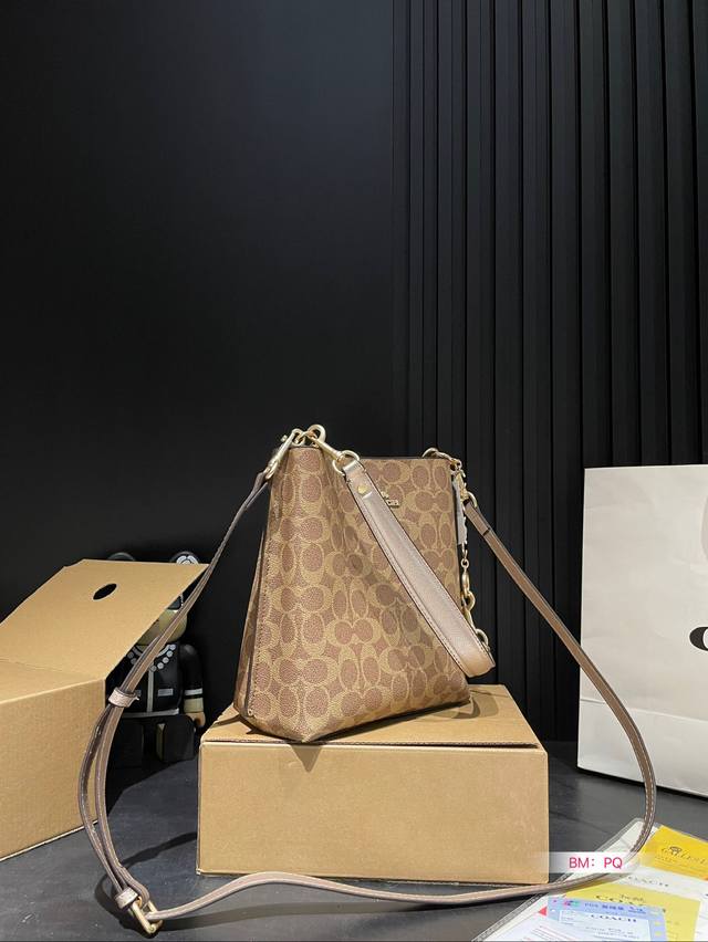 New color scheme for Coach bucket bag, single shoulder crossbody, double-layer handheld crossbody, search for Coach bucket size: 20 * 23: