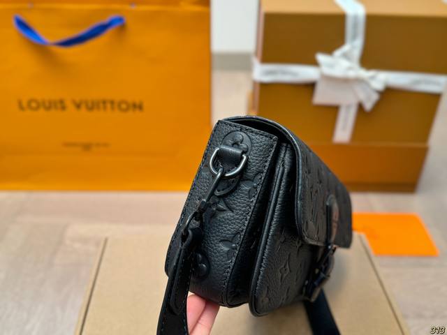 The latest spring and summer Montsouris series men's small messenger bag with a square and long bag shape that has a bit of a French stick smell. The overall All Black design is really cool