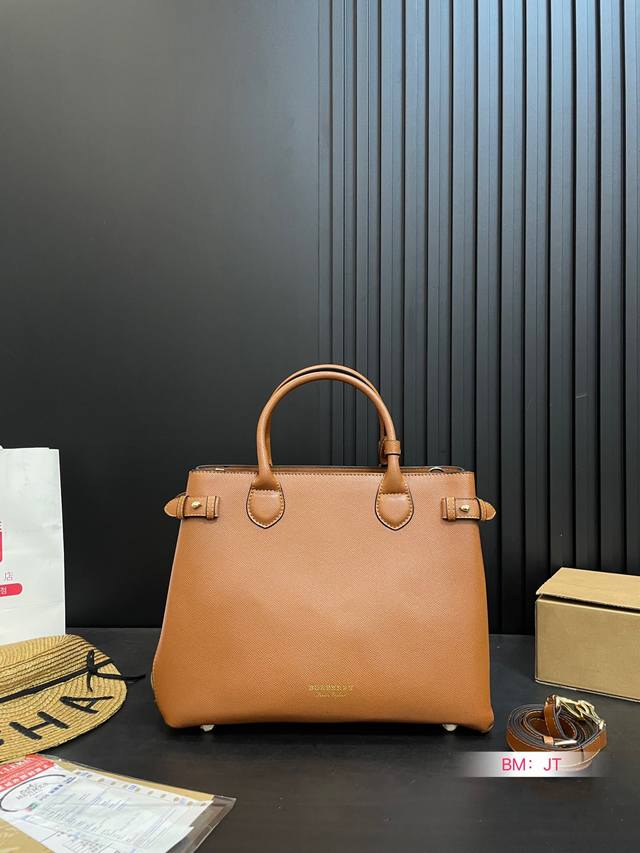 Burberry tote bag, new tote bag! Side suction mode allows for carrying while carrying a long shoulder strap, which can be worn diagonally or on one shoulder! Size: 33 25