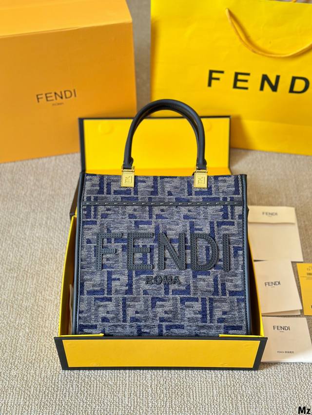 The Fendi gradient tote bag is made of chenille velvet material, which is relatively warm. Size 25 18Cm: