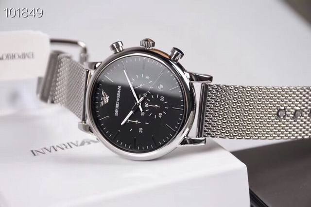 Armani's hottest piece of the year, ranked first on the Xiaohongshu chart, is a men's quartz watch model AR1979 with a calendar steel strap. The woven steel strap is perfect for business men and feels very comfortable to pick up. The three eyed dial