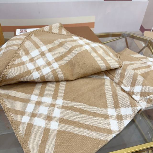 Gift box packaging for new scarves, Burberry. Original beautiful items, classic explosive items, heavy return to high-end. Burberry's new imported Nepalese cashmere top-notch embroidered scarf is definitely a top-notch design from a fashion brand wit