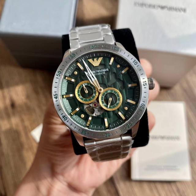 Armani AR60053 silver hollowed out diamond inlaid perspective automatic mechanical watch! Hollow perspective window, with texture pointers and sharp lines that leap into the hand! The green dial paired with a 316 steel strap bracelet is grand and bea