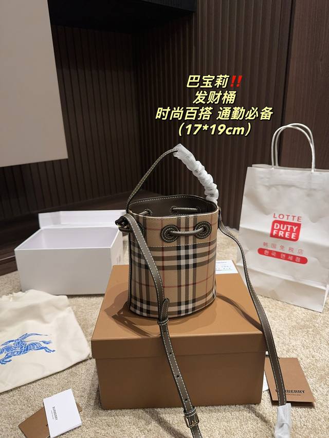 Equipped with a folding box size of 17.19, Burberry Wealth Bucket features a classic design that creates unbeatable items in the fashion industry! Brand supplied checkered coated canvas to enhance durability. Add cowhide edging to enhance fashion sen