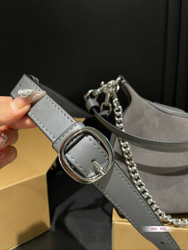 Paired with a box, Coach's new armpit bag with a spicy girl style is also so cool. The new product is so beautiful, and the new bag has a good shape for carrying. It's really cool. Family size: 25 17: