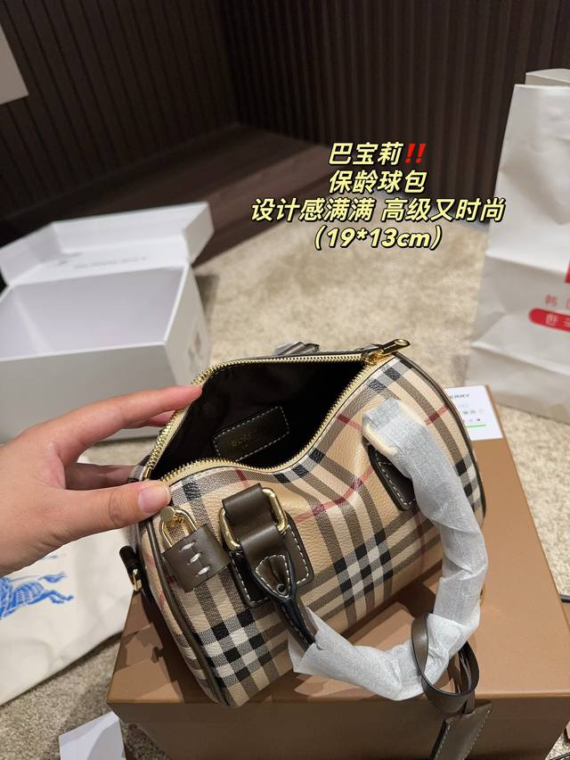 Featuring a foldable box size of 19.13, this Boston bowling bag has become another masterpiece of Burberry due to its unique design and practicality. Featuring a checkered pattern and a foldable box size of 19.13, this Boston bowling bag has become a