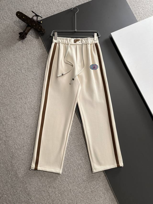 The next day, Gucci will ship the new elastic band casual pants for autumn and winter 2024. The custom-made fabric at the counter has high breathability and comfort, impeccable details, and brand element design concepts, reflecting high quality. Deli