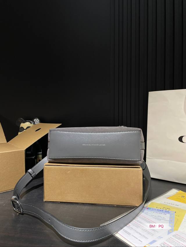 Paired with a box, Coach's new armpit bag with a spicy girl style is also so cool. The new product is so beautiful, and the new bag has a good shape for carrying. It's really cool. Family size: 25 17: