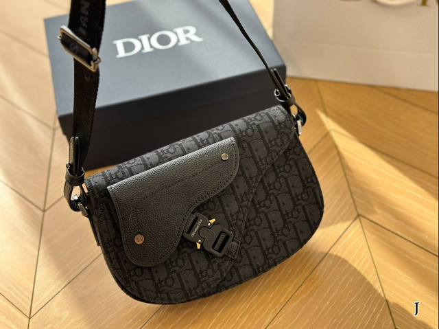 Box size 24 * 14cm Dior saddle messenger bag is super easy to match all year round and suitable for daily travel. It's a great choice for girlfriends shopping