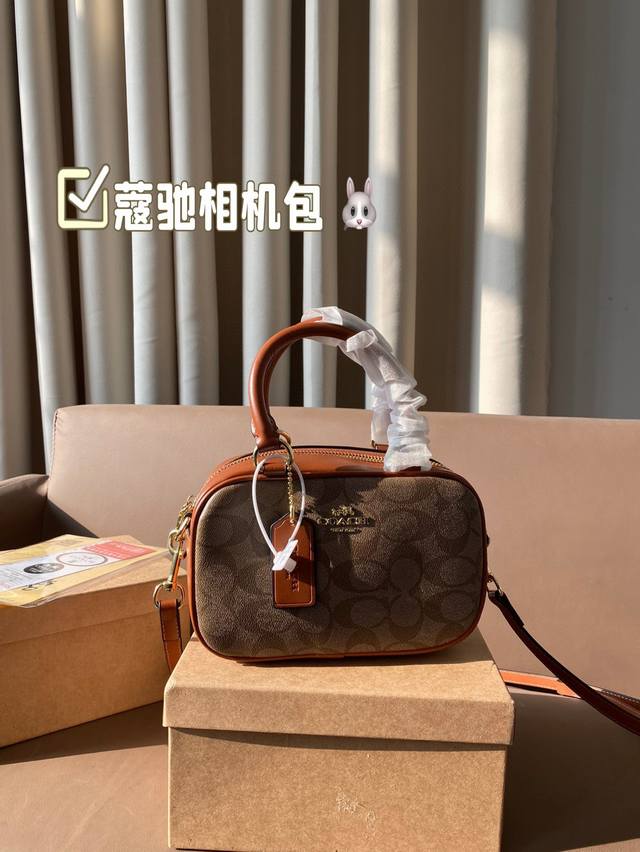 Is Coach's June new product a small square bag that you like? Coach's new product looks great this time, with versatile styles and colors, and a long shoulder strap that can be worn diagonally. The bag's capacity is also very large, making it perfect