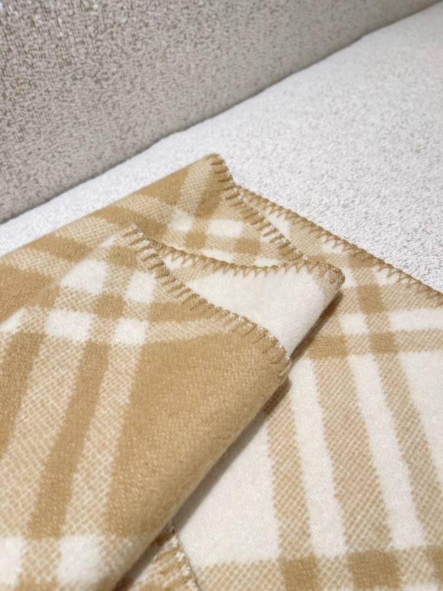 Gift box+5 Burberry plaid scarf is really amazing! Fashionable, unique, and warm with a perfect concave design to create an atmosphere. Don't miss out if you love personalized fashion! 100% sheep wool soft touch