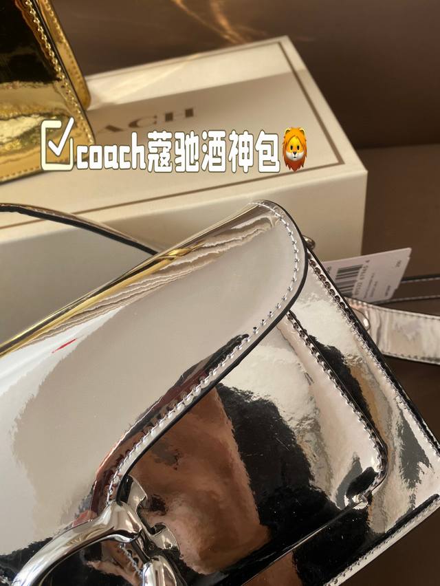 The color matching of Coach Coach's Wine God Bag this time is simply a fairy color scheme! High in appearance and versatile, suitable for both handheld and crossbody use, this is the Coach Wine God! Cute and able to pretend! Handheld crossbody looks