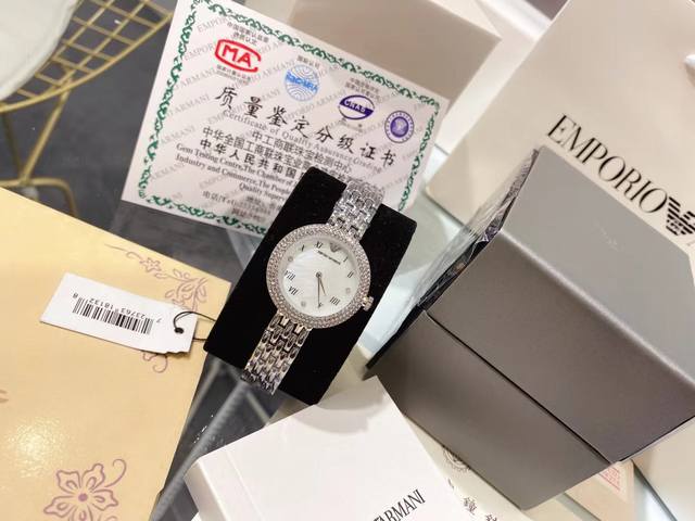 Armani's fashionable new casual women's watch, the same as Tong Liya's, showcases the beauty of the wrist, shining brightly, with colorful and elegant posture, dazzling dial retro Roman scale, rhinestones embellishing the bezel, dynamic and luxurious