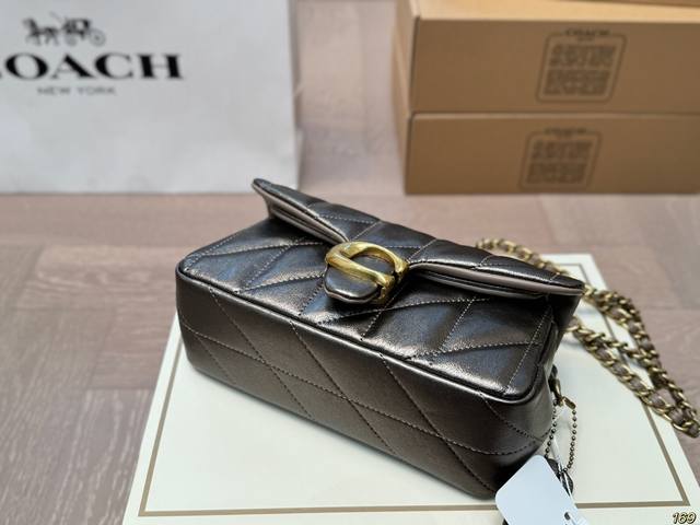 The small folding box of the Coach Tabby wine god bag is not only practical and versatile, but also very distinctive and attractive. I really love this simple style. It is very easy to wear and can be carried on the back. Both practicality and beauty